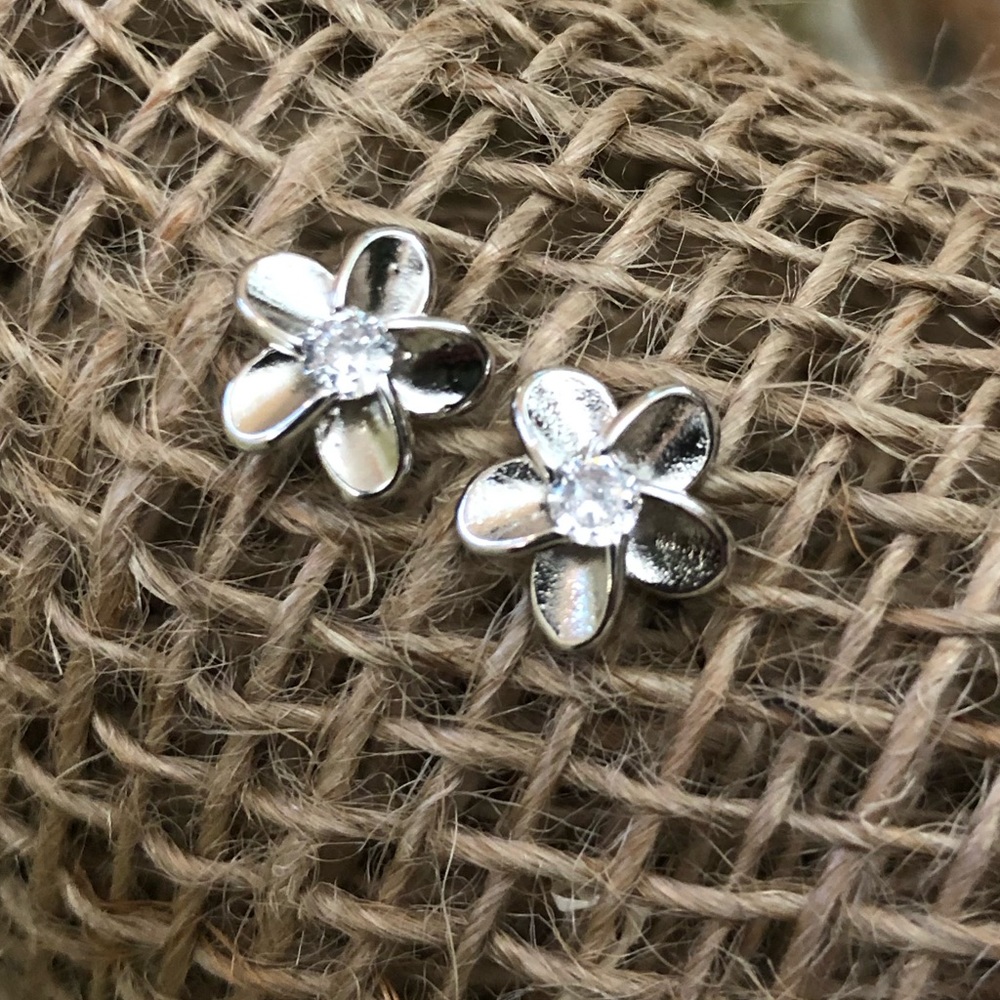 🌼2/$20🌼Last Pair White Gold Flower Studs